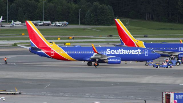 Boeing 737-800 (N8686A)