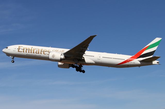 BOEING 777-300ER (A6-ECE)