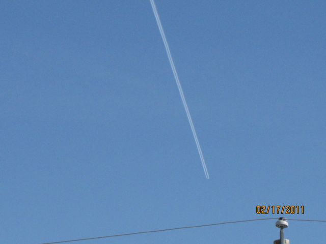 — — - Contrails over Bridgewater Nova Scotia .Feb 17,2011