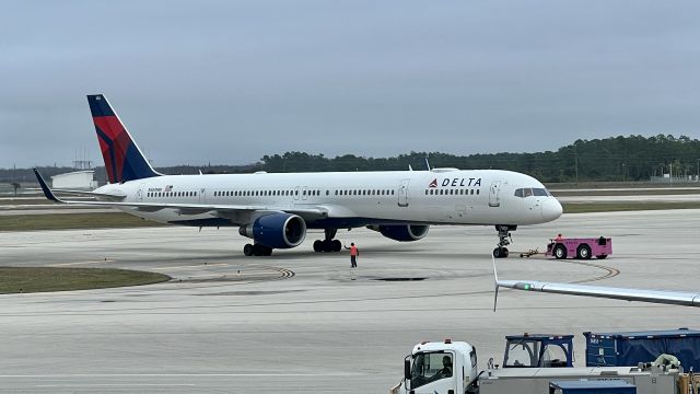 BOEING 757-300 (N584NW)