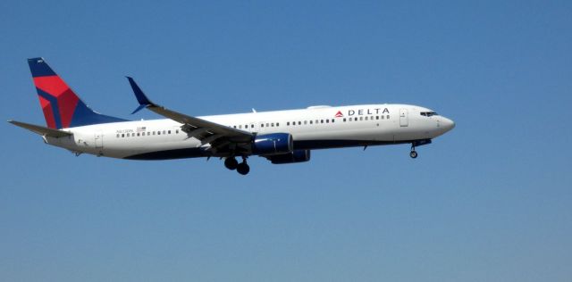 Boeing 737-900 (N813DN) - On final is this 2014 Delta Airlines Boeing 737-932ER in the Spring of 2021.