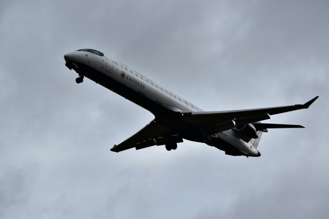 Canadair Regional Jet CRJ-900 (C-GKQN)
