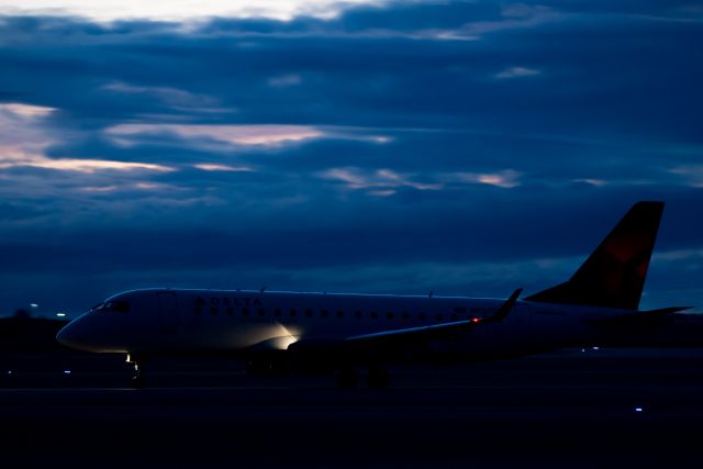 Embraer ERJ 175 (N637CZ)