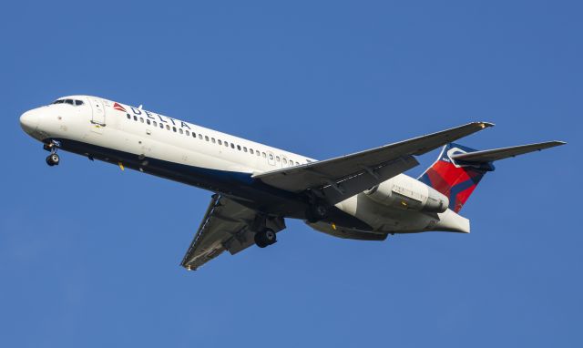 Boeing 717-200 (N939AT) - 156th and final production Boeing 717 arriving in a clear morning!