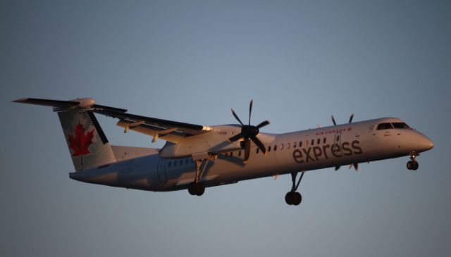 de Havilland Dash 8-400 (C-GJZX)