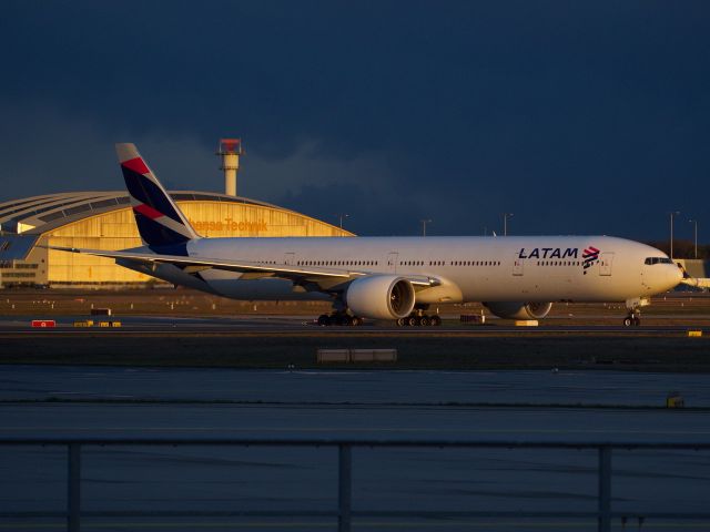 Boeing 777-200 (PT-MUI) - PT-MUI B777 2019-03-17 EDDFbr /Shortly before Sunset