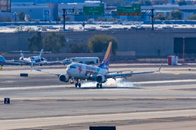 Boeing 737-700 (N943WN) - A Southwest 737-700 in California One special livery landing at PHX on 2/12/23 during the Super Bowl rush. Taken with a Canon R7 and Canon EF 100-400 II L lens.