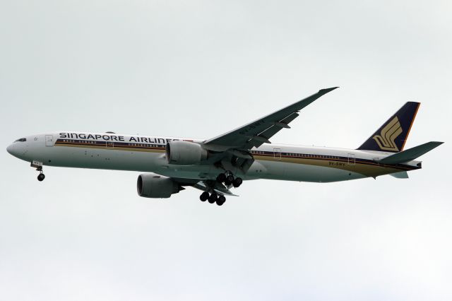 BOEING 777-300 (9V-SWV)