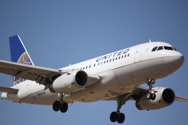 Airbus A319 (N844UA) - Landing 35R