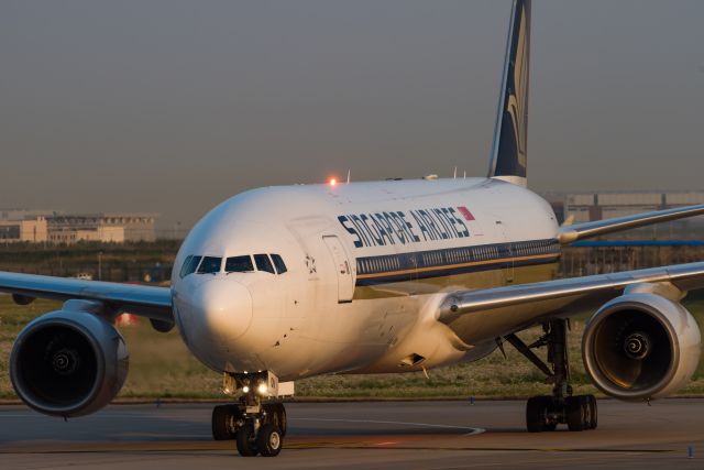 Boeing 777-200 (9V-SQN) - super sunset light for Singapore B777-200arrived at Shanghai Pudong int airport