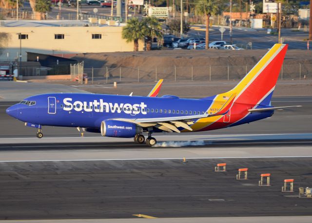 Boeing 737-700 (N570WN)