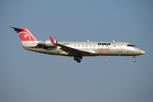 Canadair Regional Jet CRJ-200 (N831AY)