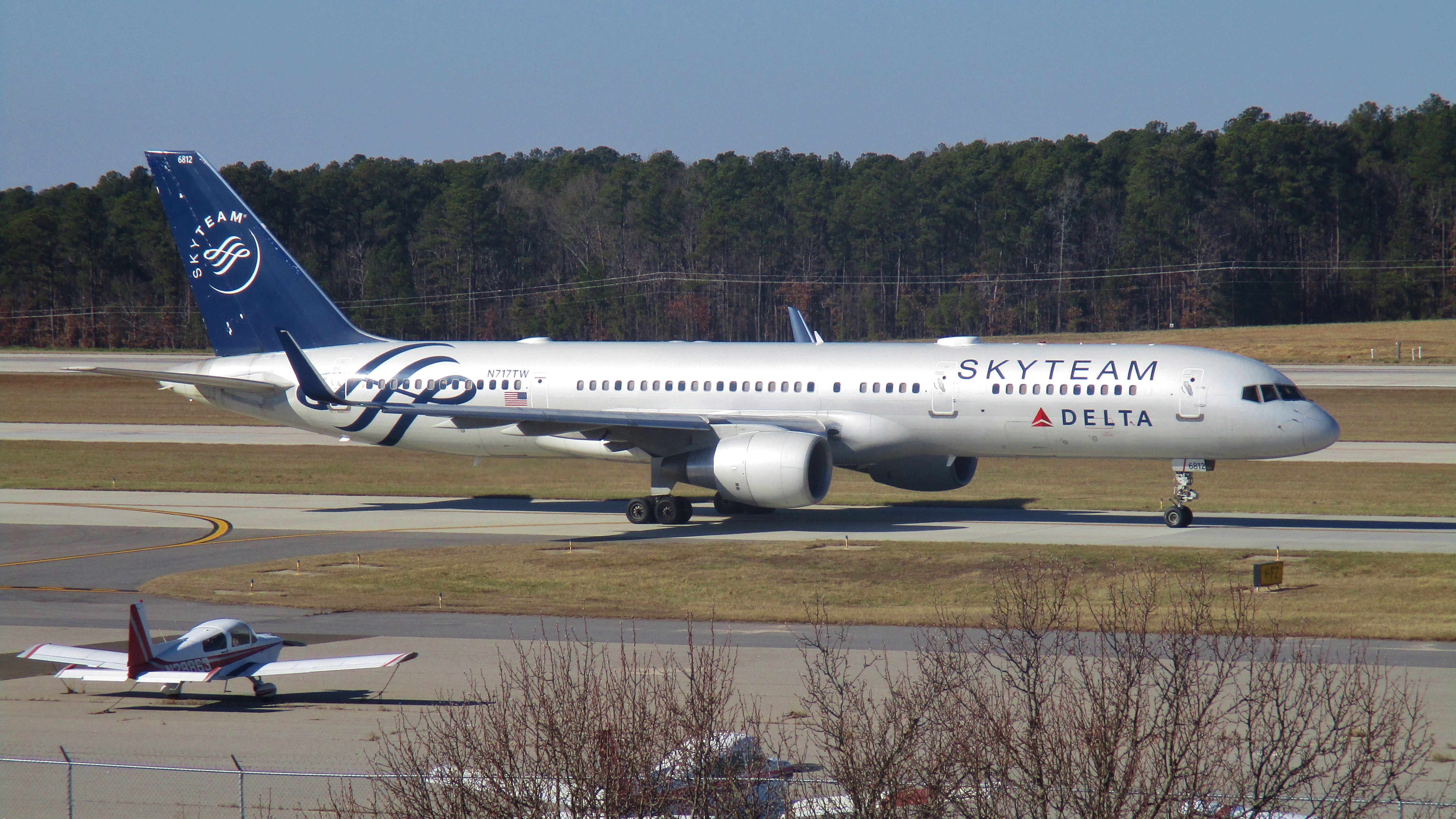 Boeing 757-200 (N717TW) - Skyteam 757 gracing us with its presence here on a balmy December day at RDU.