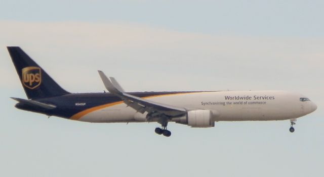 BOEING 767-300 (N342UP)