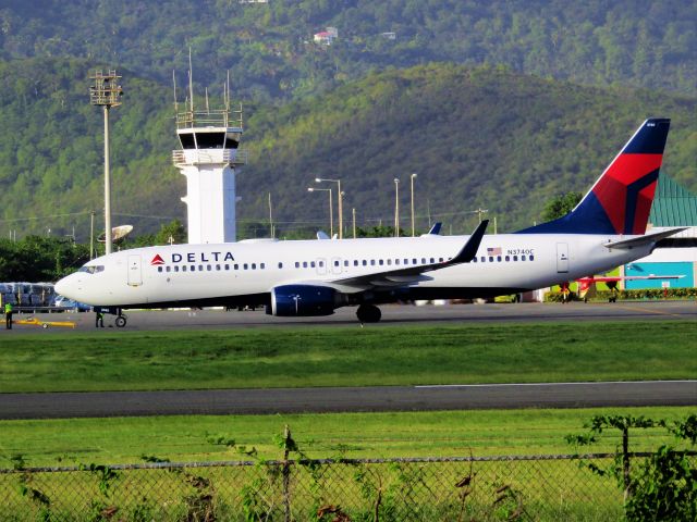 Boeing 737-800 (N3740C)