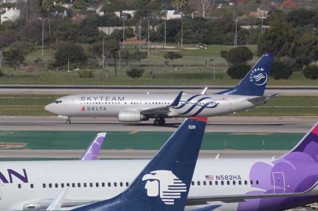 Boeing 737-800 (N3761R)