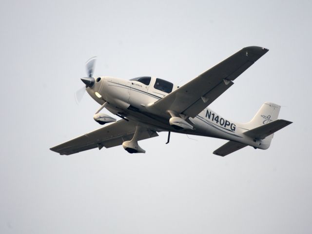 Mooney M-20 (N140PG) - Take off runway 26.