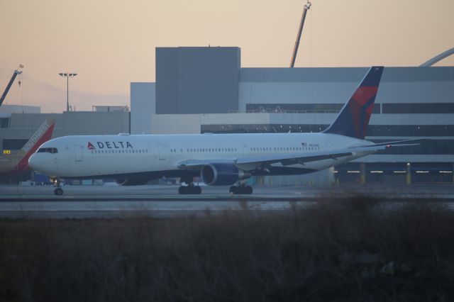 BOEING 767-400 (N834MH)