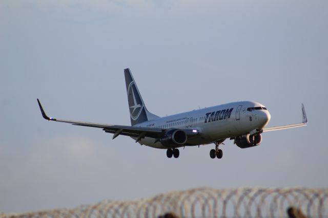 Boeing 737-800 (YR-BGK) - A TAROM B737-800 on final approach into LHR, Landing on runway 27R.br /br /Location: Northern Perimiter Road, Beside Runway 27R.br /Date: 20.12.22 (dd/mm/yy).