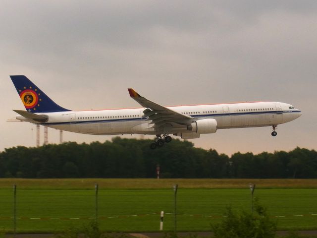 Airbus A330-300 (CS-TMT)