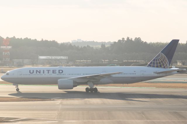 BOEING 777-200LR (N788UA)