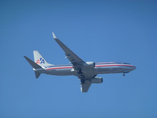 Boeing 737-800 — - Extreme planespotting from 4th floor of a hotel, that was about 1.5 miles from LaGuardia