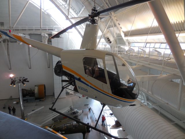 Robinson R-22 (N32AD)