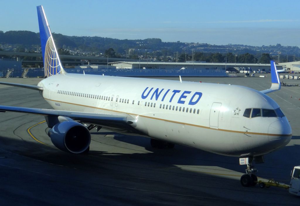 BOEING 767-300 (N666UA)