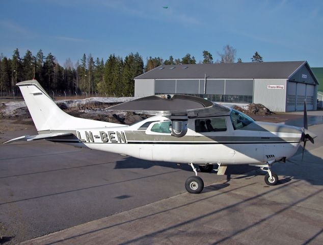 Cessna Skyhawk (LN-BEN) - Captured in 2002 at OSL