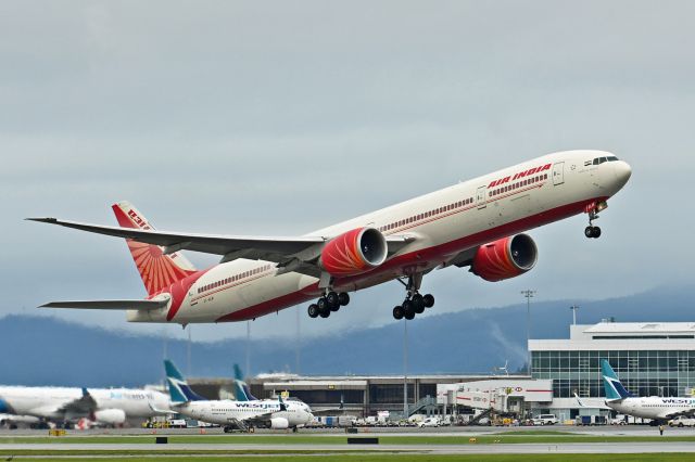 BOEING 777-300 (VT-ALM)