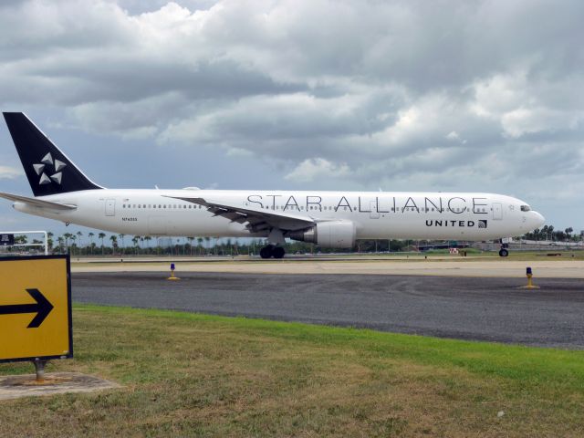 BOEING 767-400 (N76055) - United B767-400 (N76055) without winglets