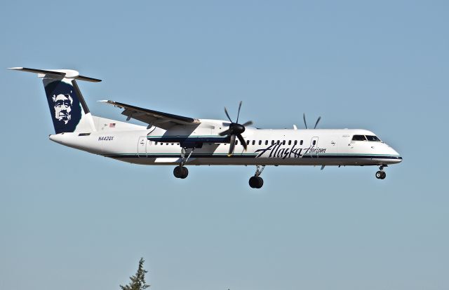 de Havilland Dash 8-400 (N442QX)