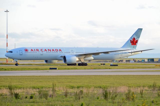 BOEING 777-300 (C-FNNU)