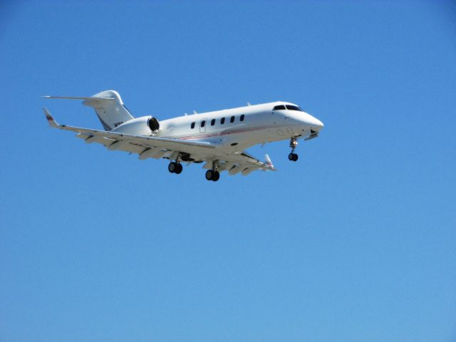 Bombardier Challenger 300 (N334EC) - landing on RWY 20R