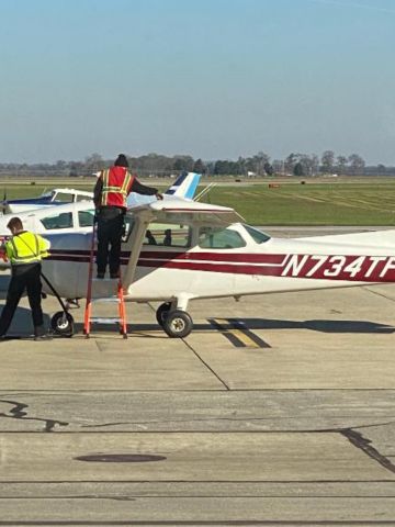 Cessna Skyhawk (N734TF) - Fueling up during breakfast.