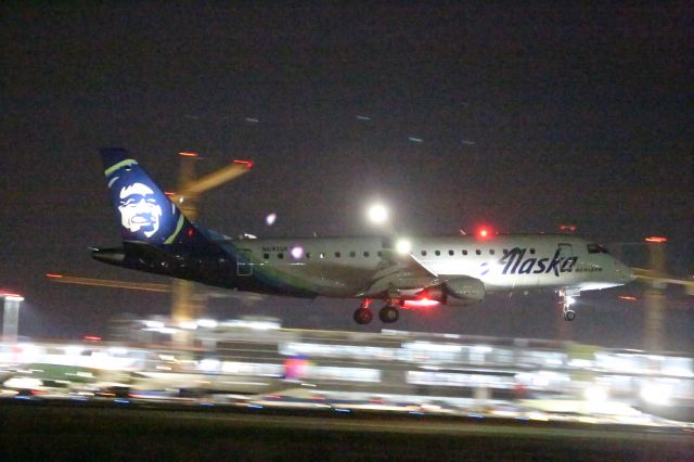 EMBRAER 175 (long wing) (N647QX)