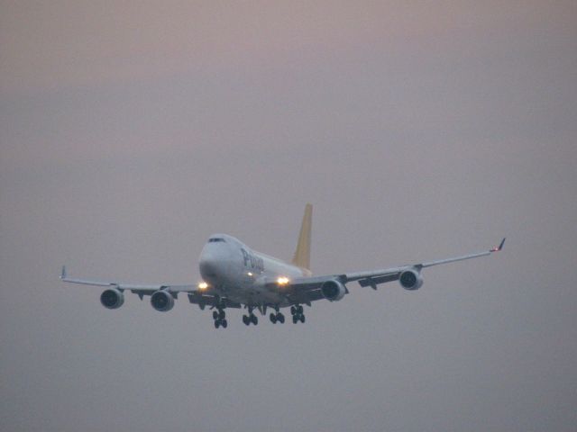 Boeing 747-400 — - A Polar Air Cargo 747-400 Landing on runway 18L 