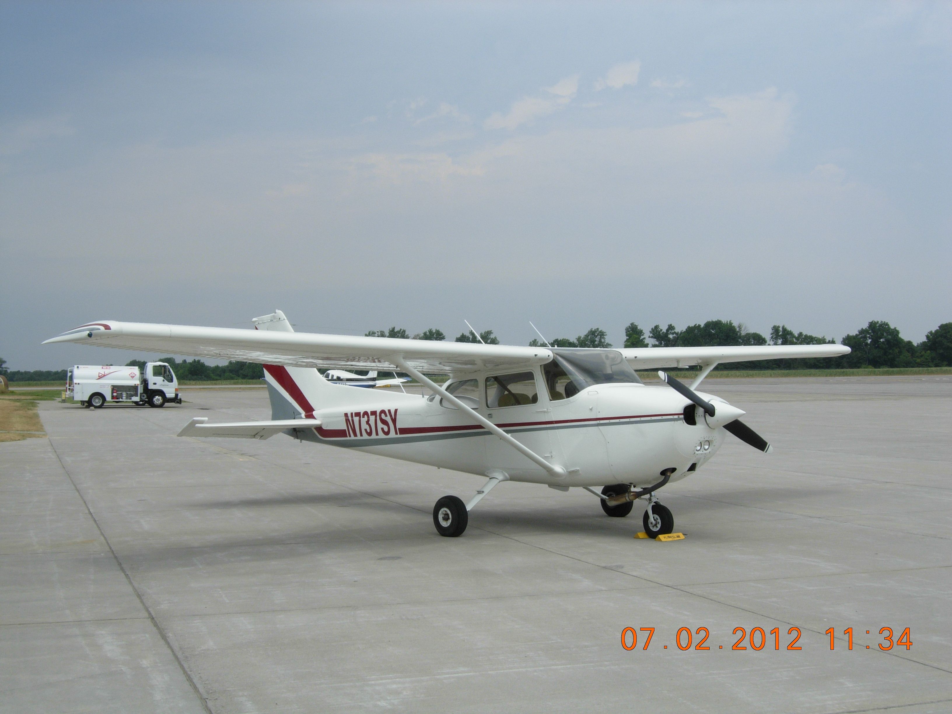 Cessna Skyhawk (N737SY)