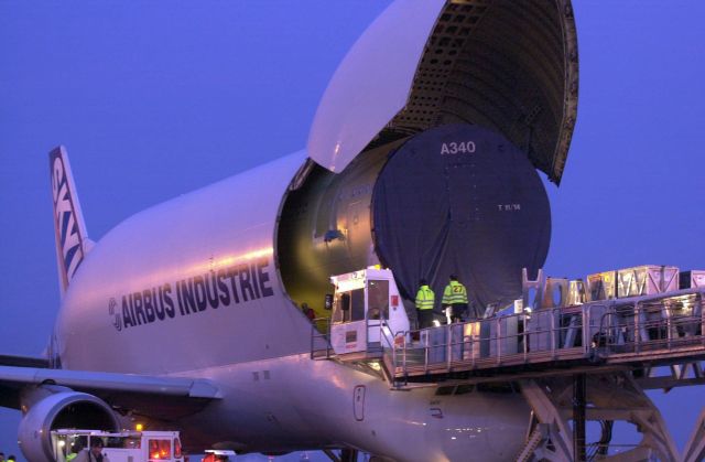 Airbus A330-300 (F-GSTB) - Chargement d'un tronçon de A340 dans le Bélouga avant un départ pour Toulouse