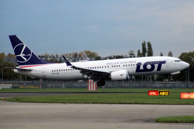 Boeing 737 MAX 8 (SP-LVR) - On short finals for rwy 09L on 16-Oct-24 operating flight LOT279 from EPWA.