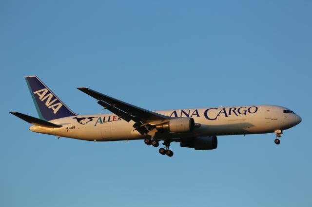 BOEING 767-300 (JA8356)
