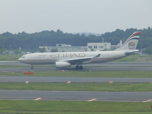 Airbus A330-200 (A6-EYU) - Taken from the Terminal 1 observation deck (Olympus SP-820UZ)