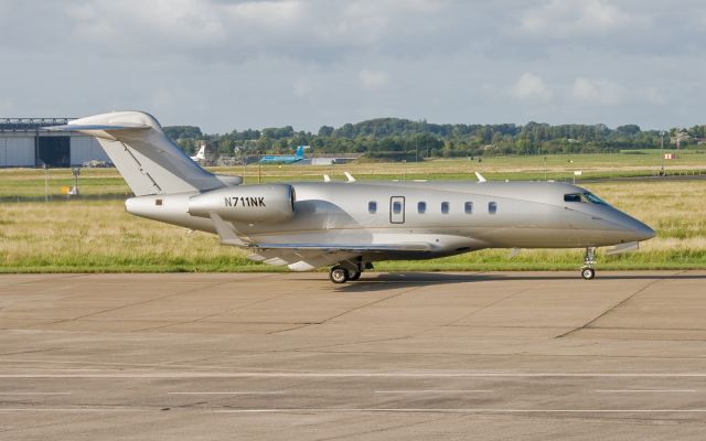 Bombardier Challenger 300 (N711NK)