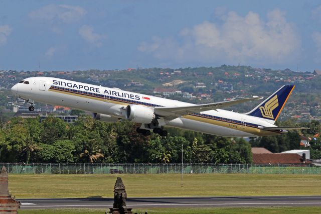 BOEING 787-10 Dreamliner (9V-SCS)