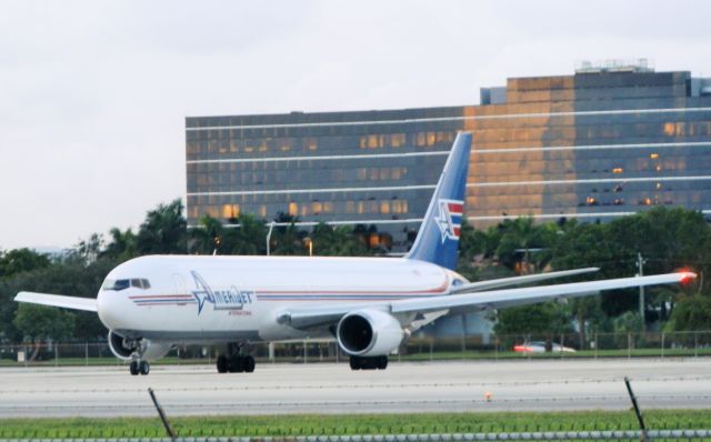 BOEING 767-300 (N316CM)