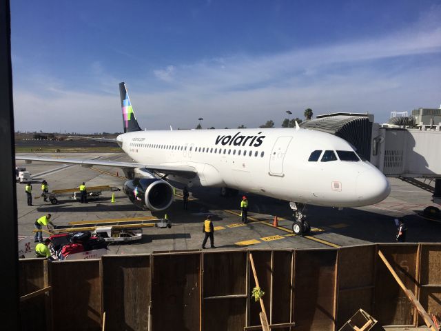 Airbus A320 (CA-VRA) - Tijuana  terminal. Loading 