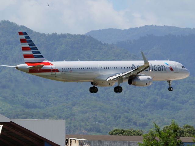 Airbus A321 (N124AA)