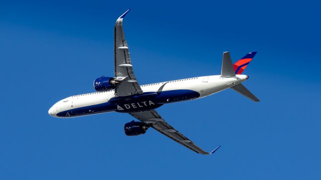 Airbus A321neo (N522DA) - Delta's sleek, new A21N climbs out of KSFO for the 5-hour flight to Boston.