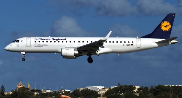 Embraer ERJ-190 (D-AECG) - On landing RW31