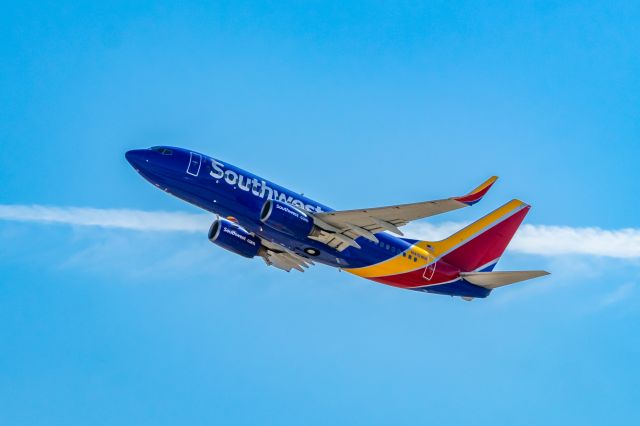 Boeing 737-700 (N415WN) - Southwest Airlines 737-700 taking off from PHX on 9/27/22. Taken with a Canon 850D and Rokinon 135mm f/2 manual focus lens. 